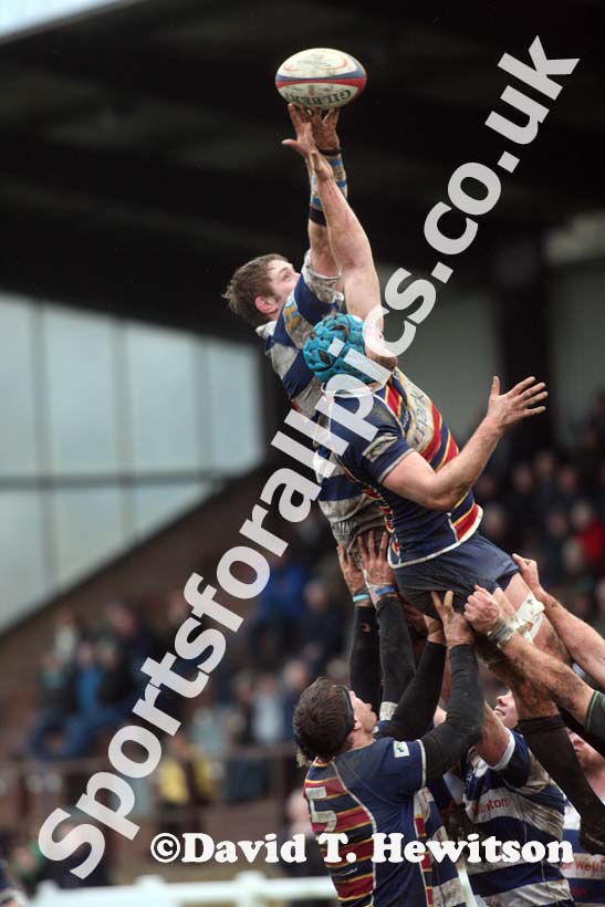 Tynedale's Graeme Dunn wins the line-out against Old Albanians. Photo: David T. Hewitson/Sports for All Pics